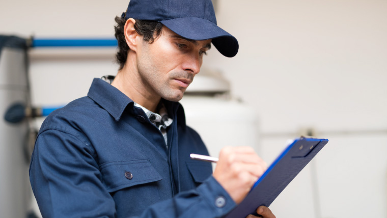 img-technician-checking-clipboard-53237632729